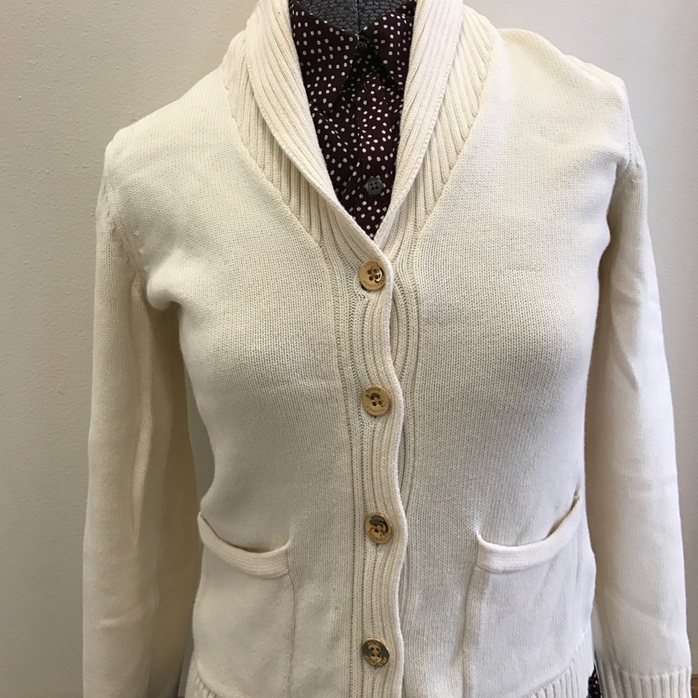 White two pockets front