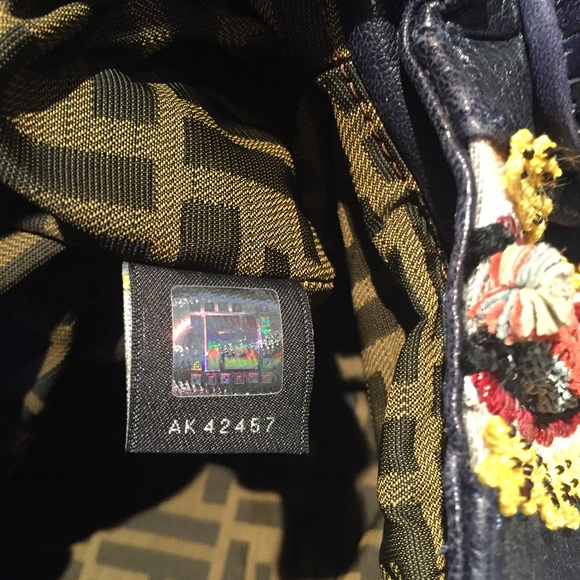 FENDI- Limited Edition! Spy Bag - Picture 8 of 8