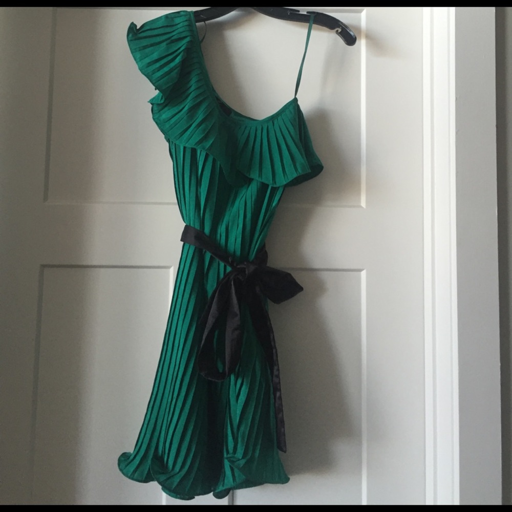 Gorgeous kelly green cocktail dress w satin belt