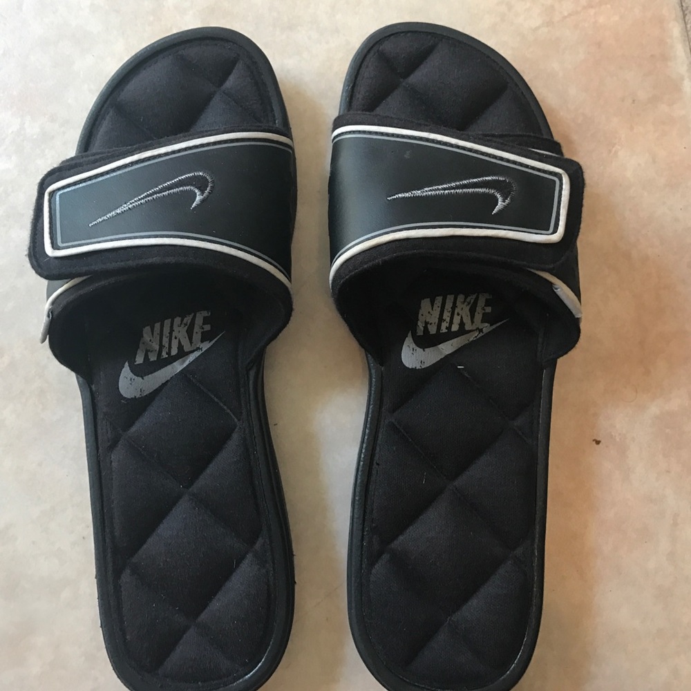 ❣️Nike Slide Ons❣️