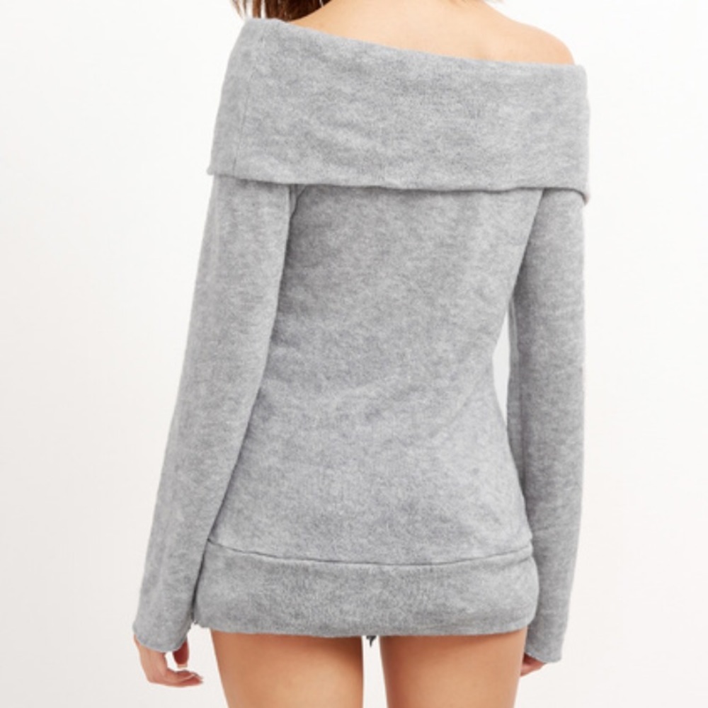 1 HR Sale 🎆Grey Over the Shoulder Top M-L - Picture 4 of 5