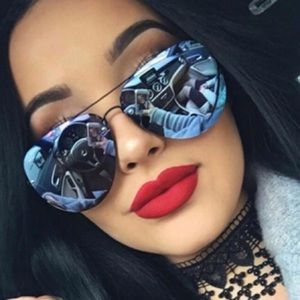 Quay Muse Sunglasses in Black/Purple