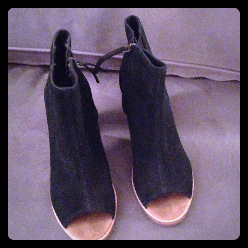 Like new toms Majorca black booties size 9
