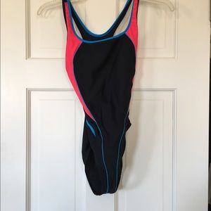 Aqua Sphere Size 32 (6) One piece