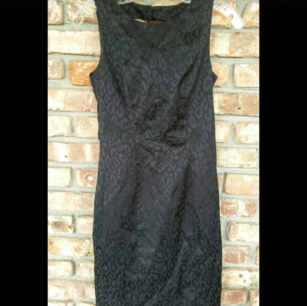 Black sleeveless dress