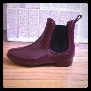 Burgundy ankle rain boot
