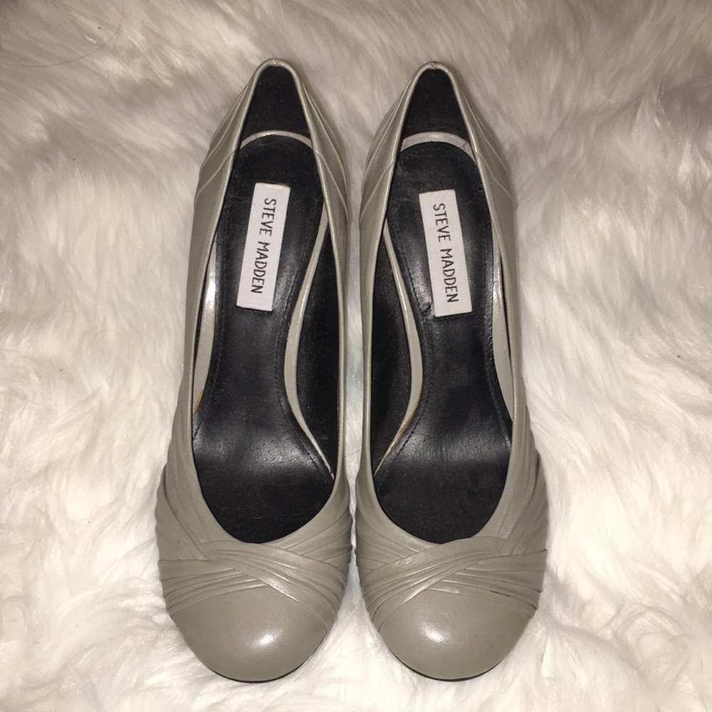 Steve Madden light gray round toe career heels
