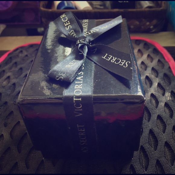 Gold Victoria secret bracelet - Picture 1 of 4