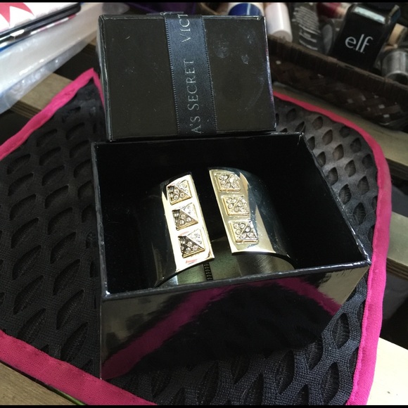 Gold Victoria secret bracelet - Picture 2 of 4