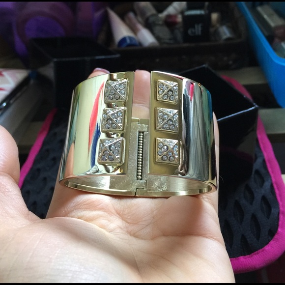 Gold Victoria secret bracelet - Picture 3 of 4