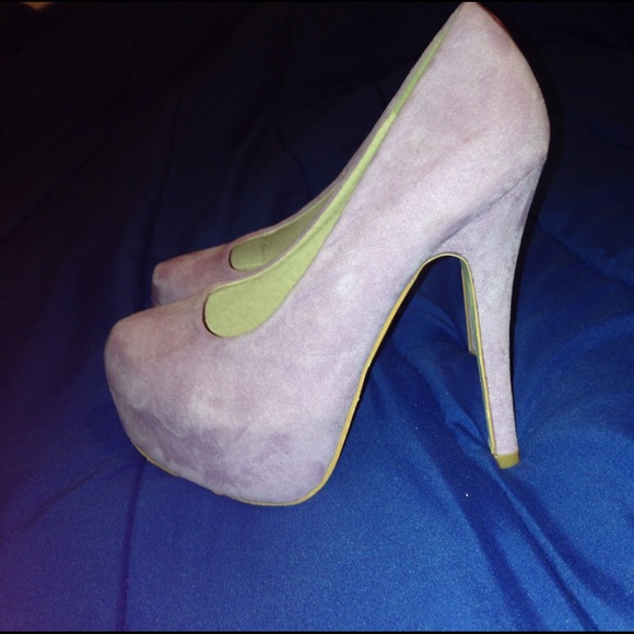 Lavender faux suede pumps, size 7 - Picture 1 of 5