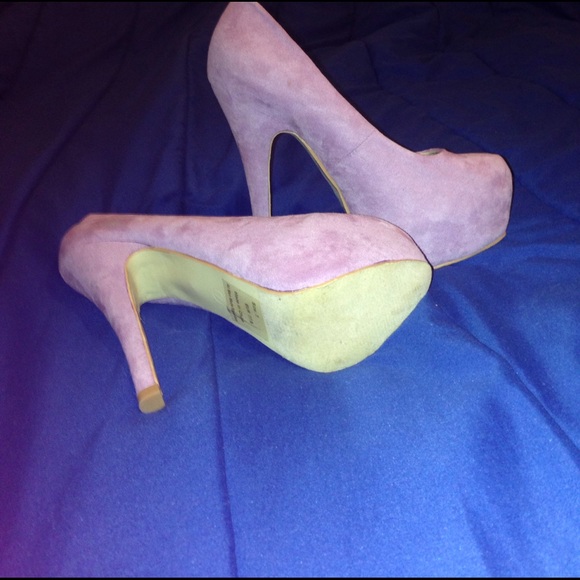 Lavender faux suede pumps, size 7 - Picture 4 of 5