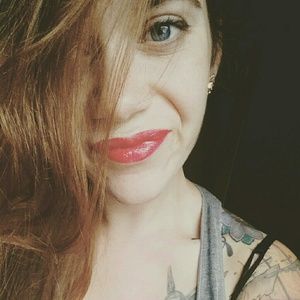 Meet your Posher, Caitlin