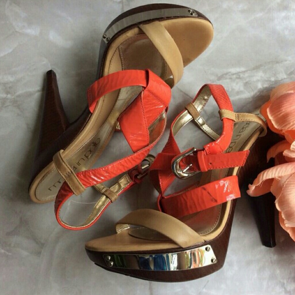 Living Coral strappy platform Sandals sz 9