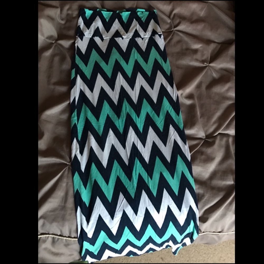 XS Rue 21 Teal Blue & White Chevron Maxi Skirt ❗️