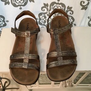 Taos metallic sandal