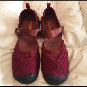 ADORABLE Keen closed toe sandals