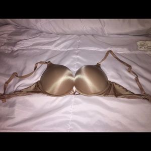 Victoria's Secret bombshell plunge