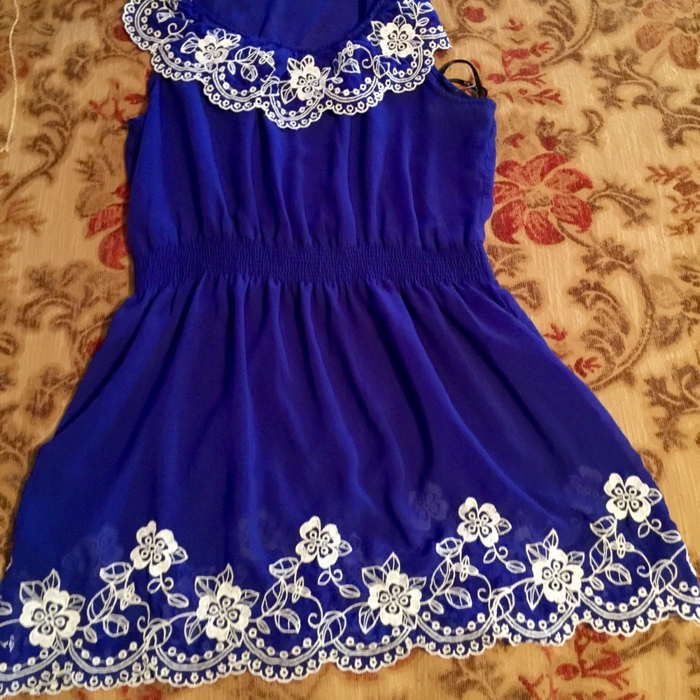 Beautiful short dress 👗 - Picture 2 of 3