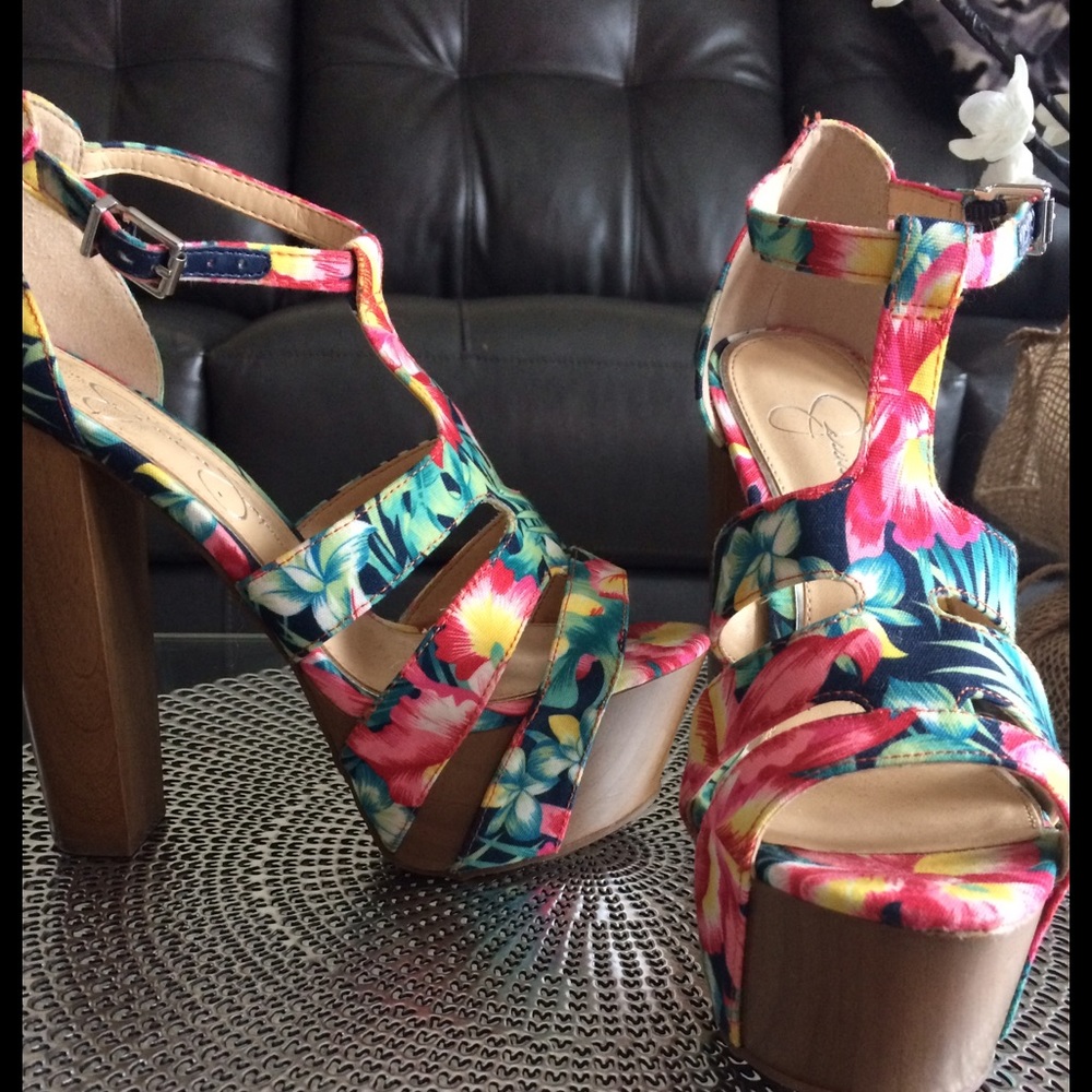 Gorgeous platform high heels Never worn!! Size 6