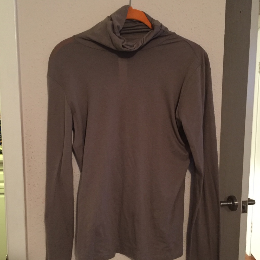 NWT majestic Paris turtleneck