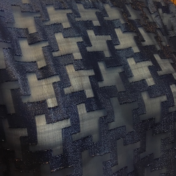 Beautiful top - Picture 2 of 3