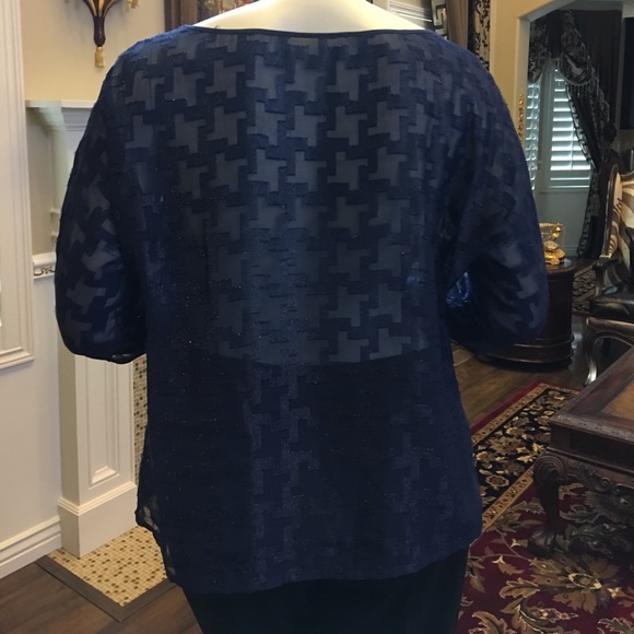 Beautiful top - Picture 3 of 3