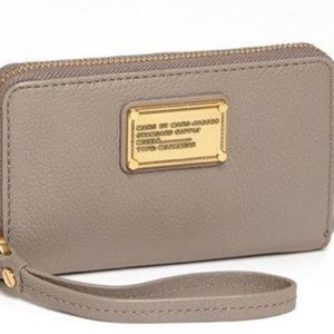 Marc by Marc Jacobs Q wingman wrist wallet