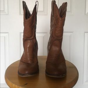 Brown/tan cowboy style boots