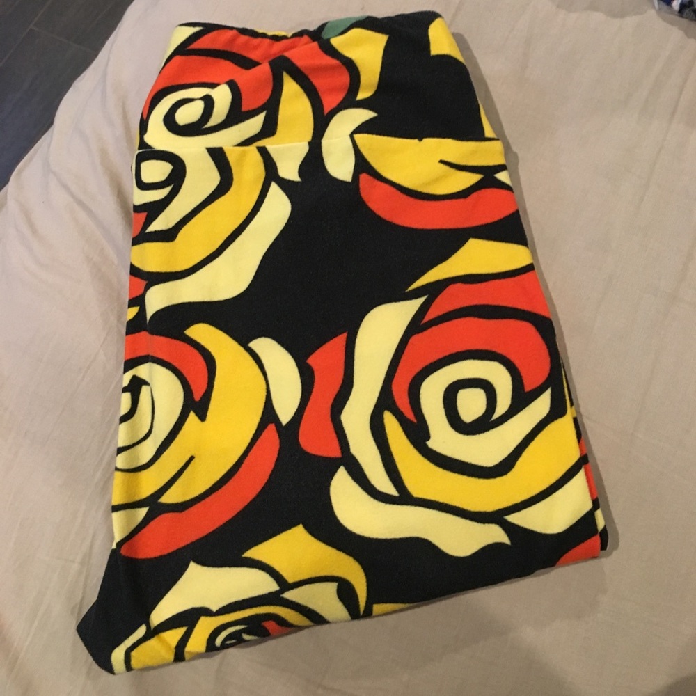USED READ CAREFULLY:  Disney Roses Lularoe OS