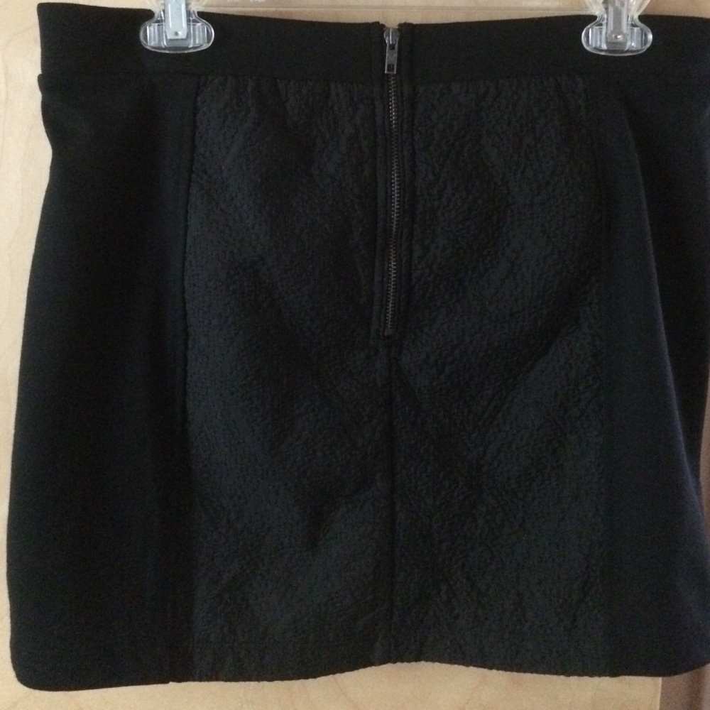 Mini black skirt - Picture 2 of 3