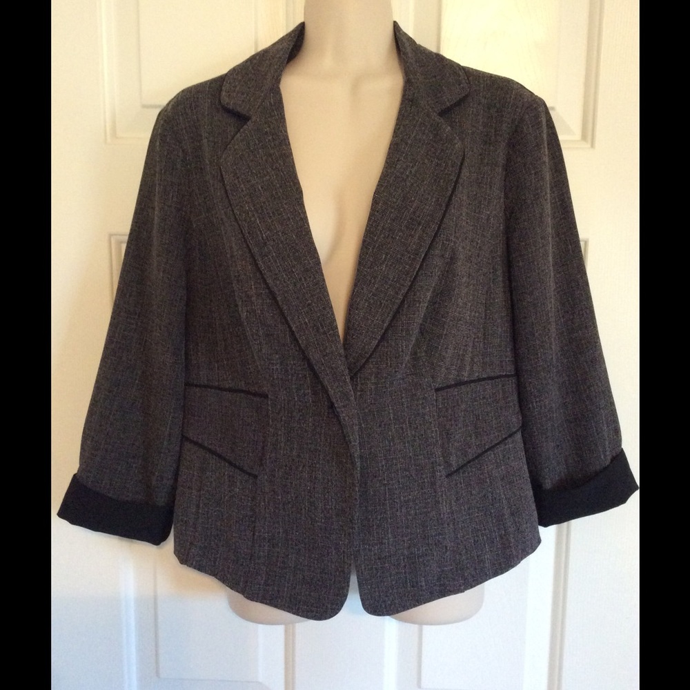 Black and white 3/4 sleeve lightweight blazer