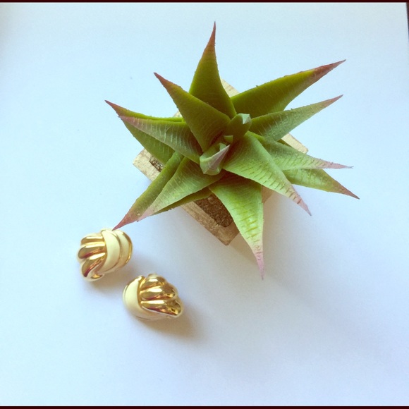 Vintage Clip On Earrings - Picture 5 of 5