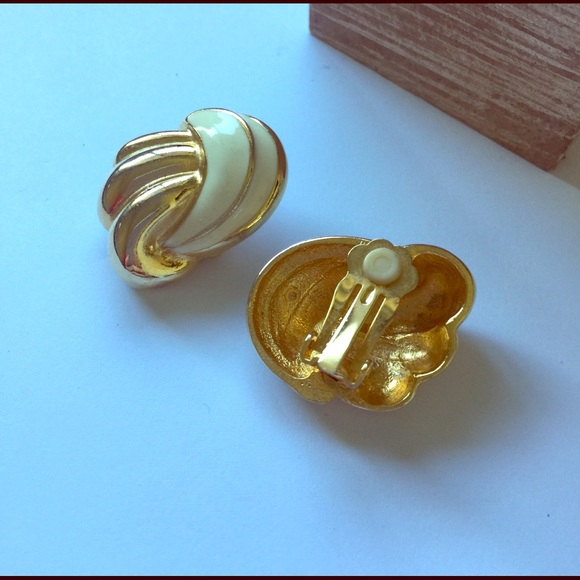 Vintage Clip On Earrings - Picture 3 of 5