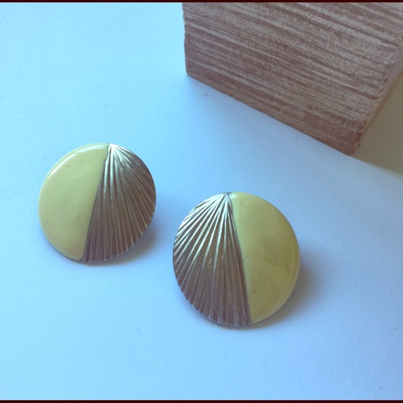 Vintage Clip On Earrings - Picture 2 of 4