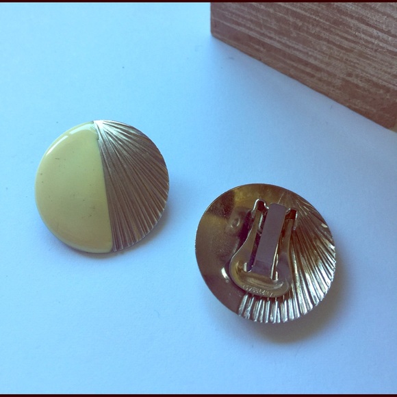 Vintage Clip On Earrings - Picture 3 of 4