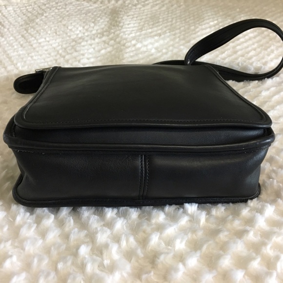 •SOLD•Coach Black Leather Cross Body Vintage Purse - Picture 4 of 8