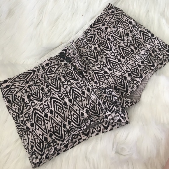 American Eagle Black and White Tribal Shorts - Picture 1 of 3