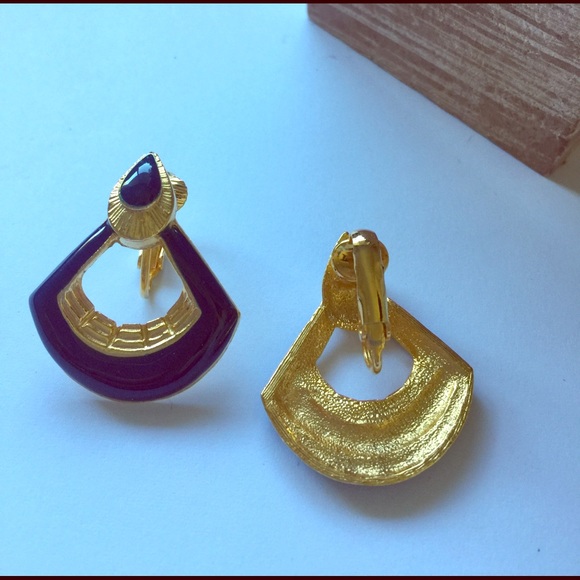 Vintage Clip On Earrings - Picture 2 of 4