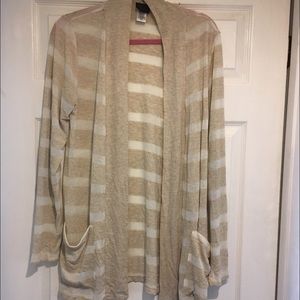 White and tan open front cardigan with pockets