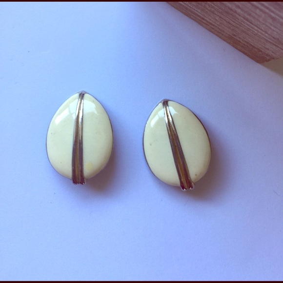 Vintage Clip On Earrrings - Picture 2 of 4