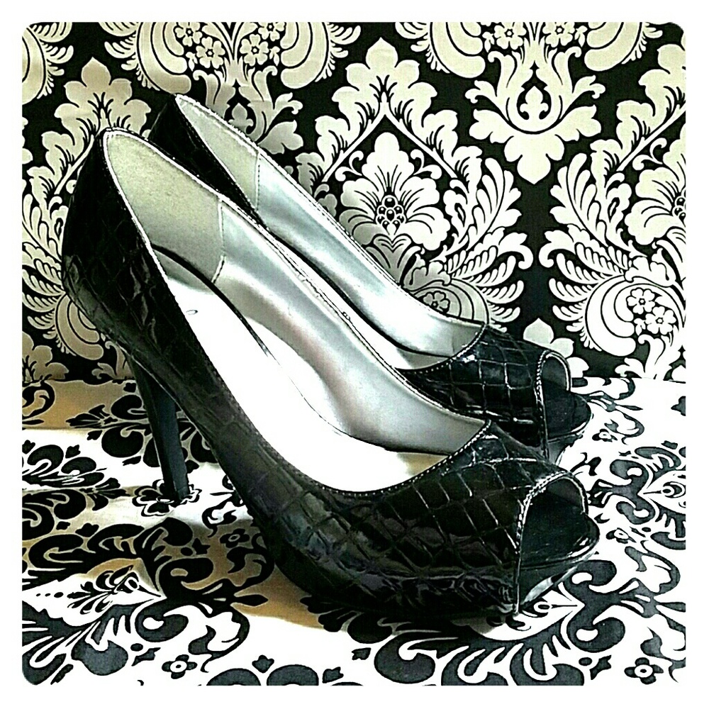 Fun black peep toe pumps