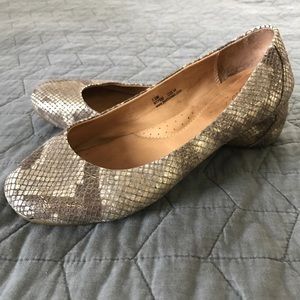 Born metallic snakeskin flats 7.5M
