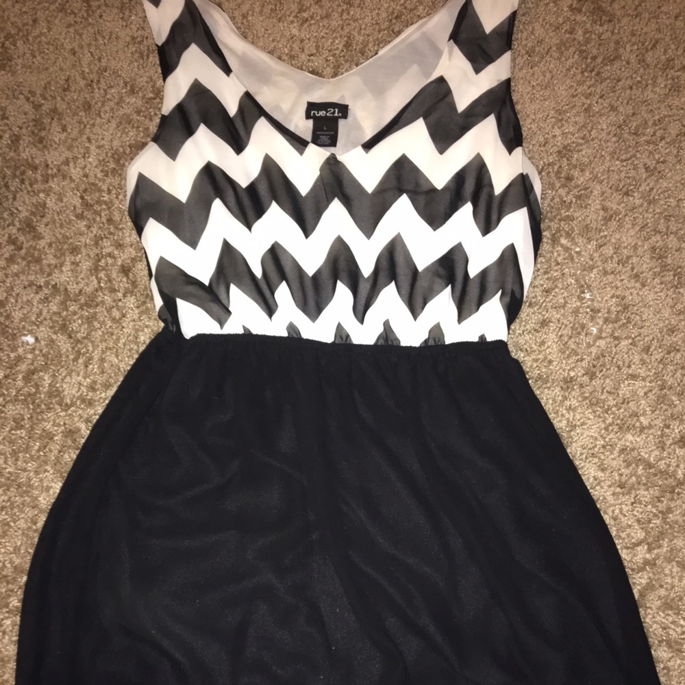 Short black and white chevron vneck high low dress
