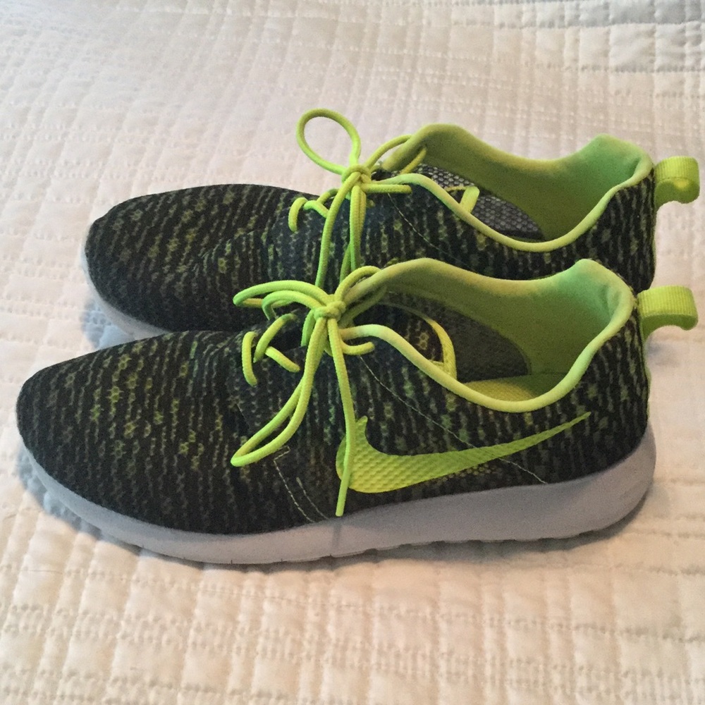 Nike Roshe Women's size 7.5/Youth 6
