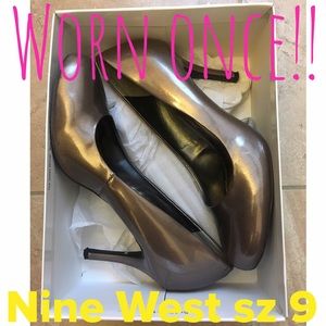 Nine West size 9 copper/gold/bronze round toe heel