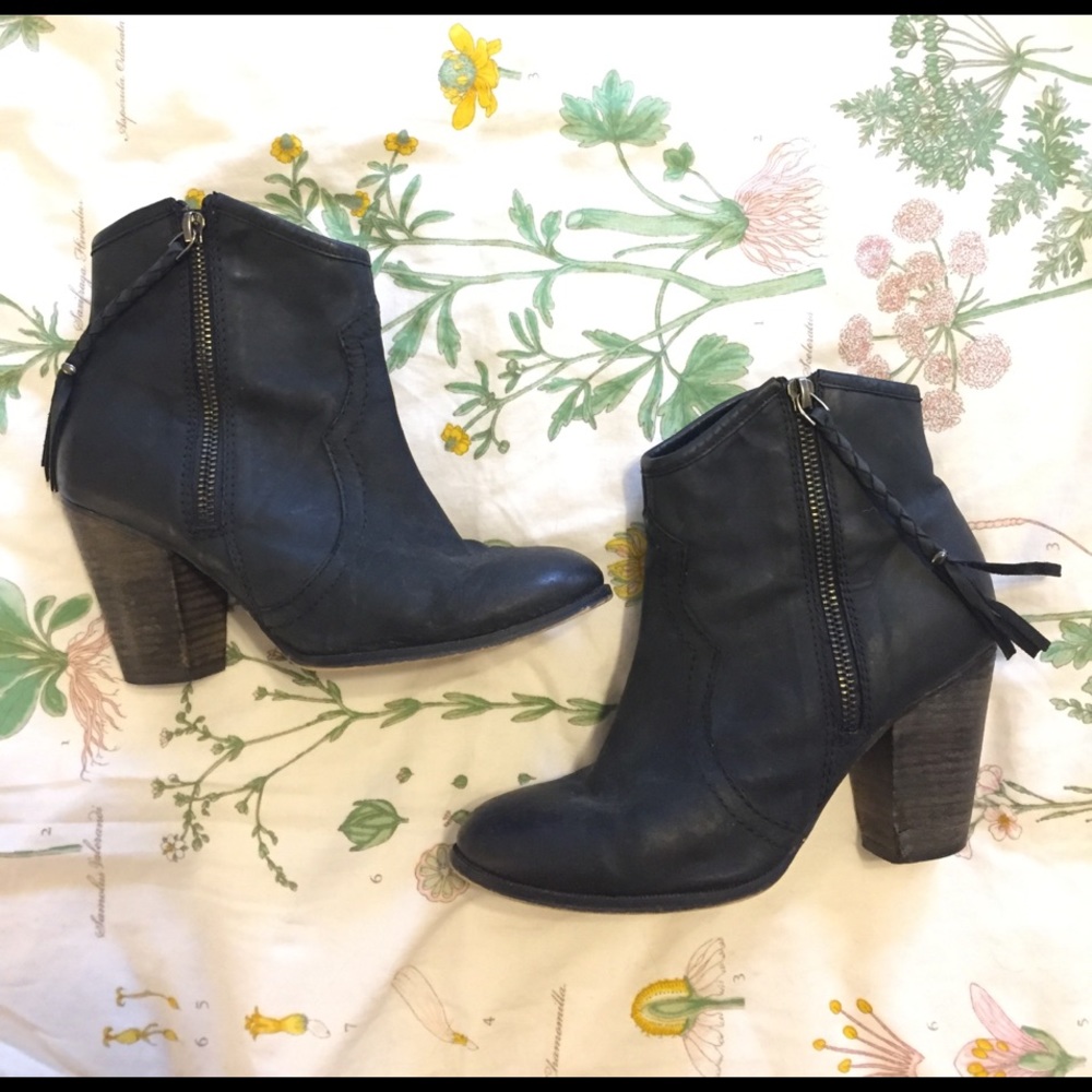 Aldo black zippered heeled ankle boot bootie, 7