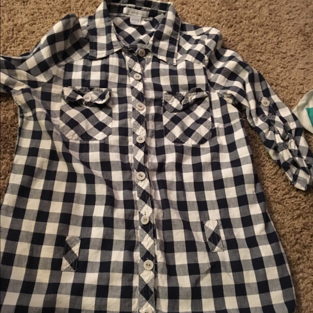 Quarter sleeve button up navy and white top