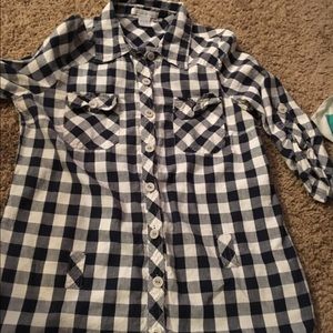 Quarter sleeve button up navy and white top