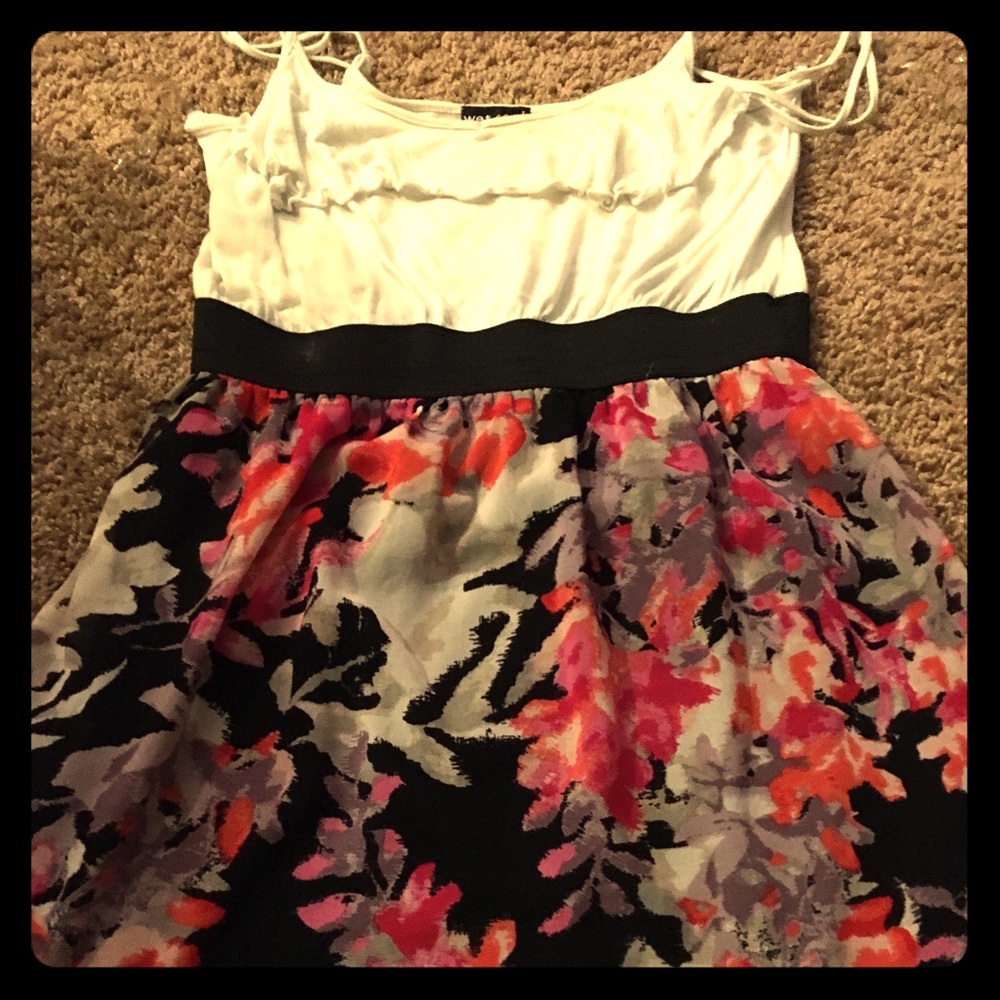 Adorable short mini floral dress!